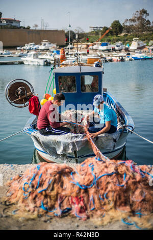 Deux jeunes pêcheur dans le bateau, Le Castella, l'Italie, l'Europe. Banque D'Images