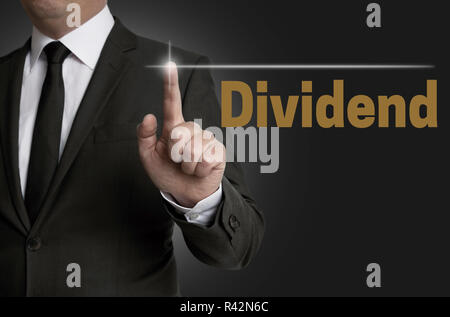 L'écran tactile est de dividendes de businessman concept exploité Banque D'Images