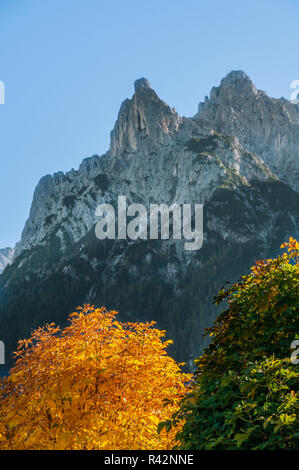 L'été indien à mittenwald avec têtes karwendel Banque D'Images