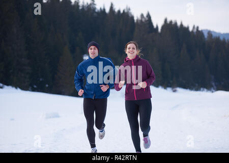 Couple jogging à l'extérieur sur la neige Banque D'Images