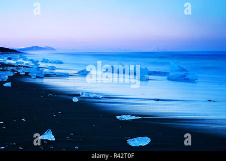 Iceberg sur plage de sable noir de l'Islande Banque D'Images