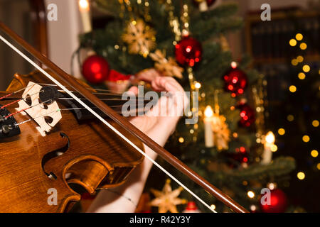 Le violon avec arbre de Noël Banque D'Images
