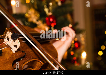 Le violon avec arbre de Noël Banque D'Images