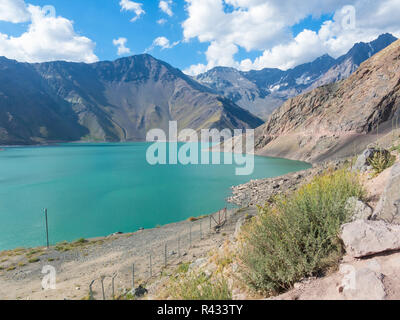 Les pics des montagnes et du paysage. Lac de Yeso. Cajón del Maipo. Santiago du Chili Banque D'Images