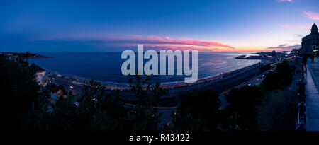 Vue panoramique de Balco del Mediterrani ou balcon de la Méditerranée à Tarragone, Espagne. Twiligus Période pendant le coucher du soleil ou le lever du soleil sur la mer. Banque D'Images