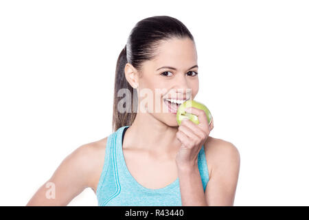 Les jeunes fit woman ayant un identifiant Apple Banque D'Images