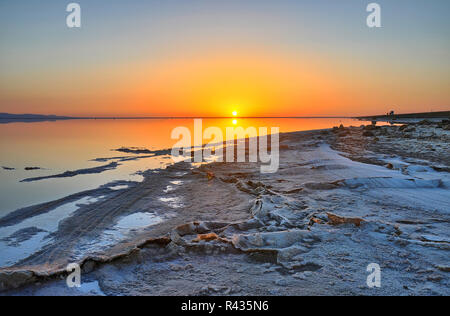 Beau lever de soleil sur le lac salé Chott el Djerid, désert du Sahara, T Banque D'Images