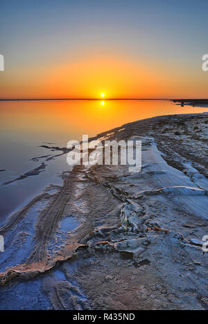 Beau lever de soleil sur le lac salé Chott el Djerid, désert du Sahara, T Banque D'Images