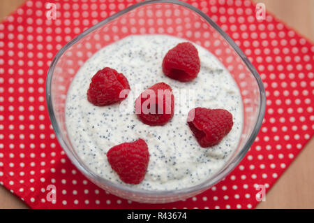 Mini dessert bagatelle dans les verres Banque D'Images