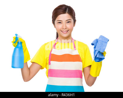 Femme au foyer avec lavage Chiffon et spray bottle Banque D'Images