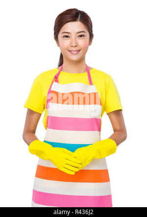 Femme au foyer avec des gants en plastique Banque D'Images