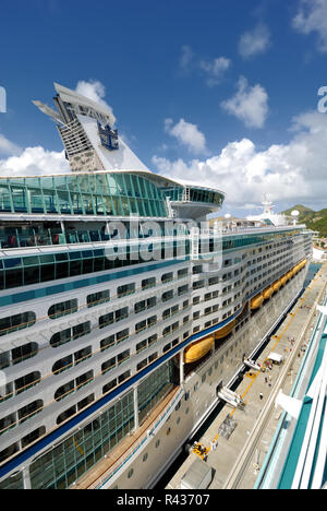 Une vue de l'Explorateur du Carirbbean royale de la mer, vue de la terrasse supérieure de l'aventure de la mer, amarrée à Saint-Martin. Banque D'Images