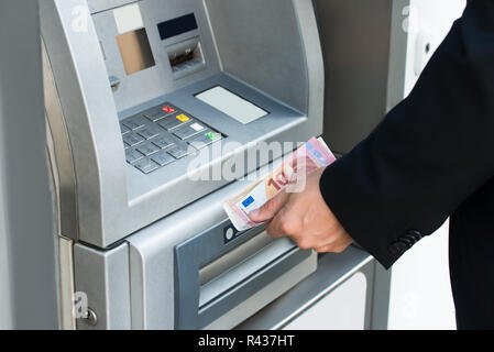 Retirer de l'argent de personne Atm Machine Banque D'Images