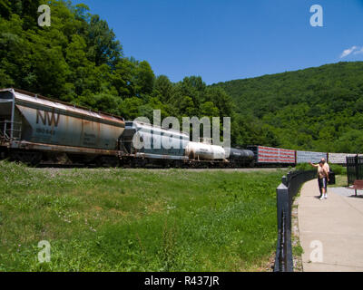 Observateurs regarder un train qui passe à Horseshoe Curve à Altoona, Pennsylvanie. Le Horseshoe Curve est une célèbre courbe de fer construit par la Pennsylvania Banque D'Images