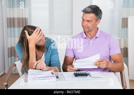 Young Couple Looking At factures impayées Banque D'Images