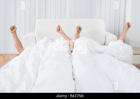 Couple Waking Up In Bed Banque D'Images