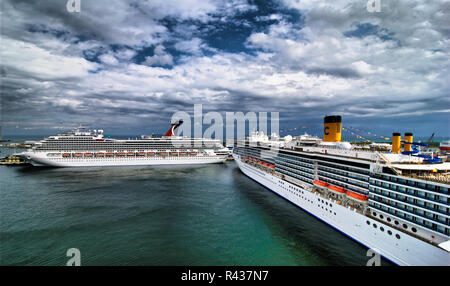 Le carnaval princesse et un bateau de croisière Cunard sont à quai à Port Everglades, en Floride. Banque D'Images