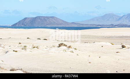 Les Dunes, le sable, la mer et le Volcan à Fuerteventura Banque D'Images