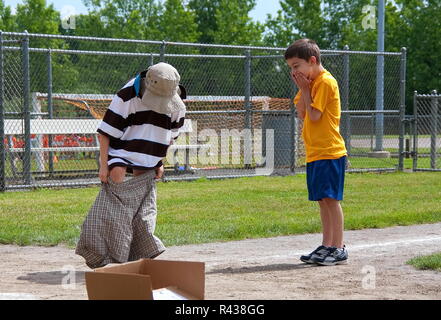 Middletown, CT USA. Jun 2009. L'exécution de jeunes garçons jouent au relais changement de vêtements à l'école. Banque D'Images