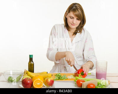 Jeune fille coupe salade végétarienne poivre Banque D'Images