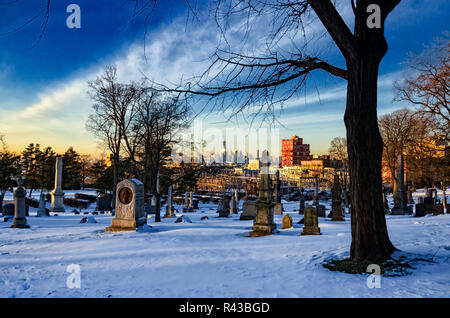 Vert-bois cimetière de Brooklyn, New York a un jour de neige avec Manhattan en arrière-plan Banque D'Images