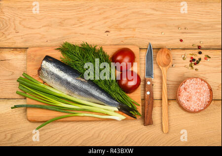 Filet double hareng avec des légumes sur la table en bois Banque D'Images