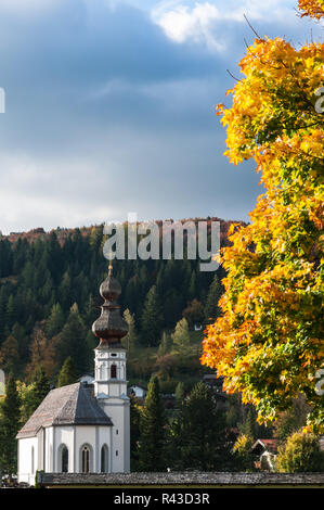 L'automne à mittenwald au St Nicholas. Banque D'Images