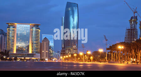 La liberté de la platitude - Azadlig, situé sur les rives de la mer Caspienne.Hotel Marriott Absheron Baku, Azerbaïdjan la nuit Azadlig Square soir côté. Banque D'Images