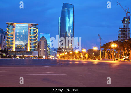 La liberté de la platitude - Azadlig, situé sur les rives de la mer Caspienne.Hotel Marriott Absheron Baku, Azerbaïdjan la nuit Azadlig Square soir côté. Banque D'Images