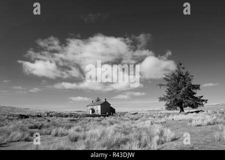 Belle image paysage noir et blanc de Nun's Cross ferme dans le Dartmoor Banque D'Images