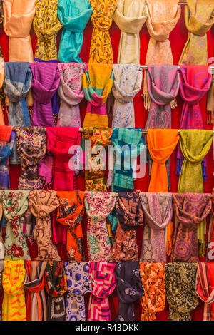 Foulards colorés sur l'affichage sur des supports dans un bazar. Banque D'Images