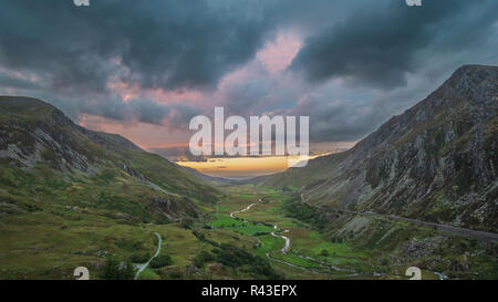 Belle moody image paysage de Nant Francon Valley dans le Snowdonia pendant le coucher du soleil en automne Banque D'Images