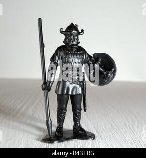 Figurine viking noir avec une lance et un bouclier en plastique moulé close up Selective Focus Banque D'Images