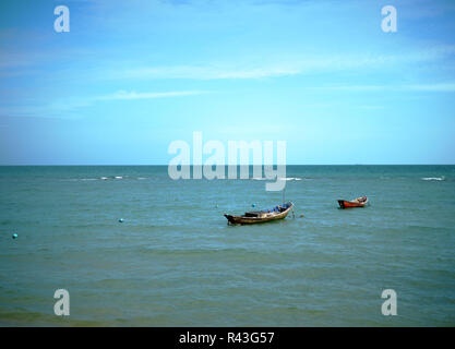 Petit bateau de pêche mis en garde sur la mer et les vagues avec ciel bleu Banque D'Images