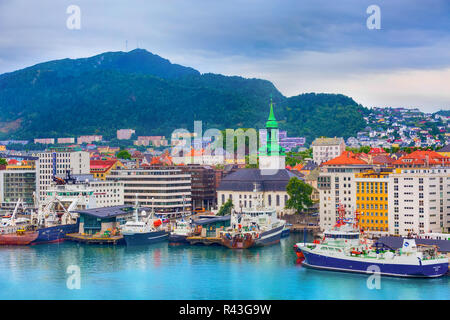 Bergen, Norvège - 30 juillet 2018 : Paysage urbain avec des maisons traditionnelles, clocher de l'église et les bateaux au port Banque D'Images