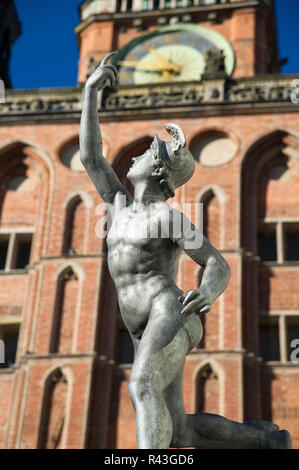 Statue de mercure et de brique Ratusz Glownego Miasta gothique (Hôtel de ville de Gdansk Dlugi Targ () sur le marché Long) dans la ville principale dans le centre historique de Gdans Banque D'Images