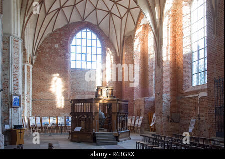 Renaissance baptistère octogonal en bois d'œuvre faite en 1585 par Mateusz dans Gletger Kosciol Sw Katarzyny Gothique (St. Catherine's Church) dans la région de Old Cit Banque D'Images