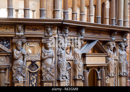 Renaissance baptistère octogonal en bois d'œuvre faite en 1585 par Mateusz dans Gletger Kosciol Sw Katarzyny Gothique (St. Catherine's Church) dans la région de Old Cit Banque D'Images
