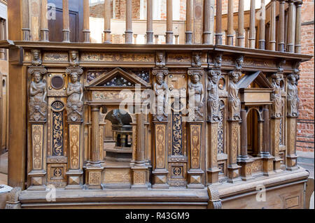 Renaissance baptistère octogonal en bois d'œuvre faite en 1585 par Mateusz dans Gletger Kosciol Sw Katarzyny Gothique (St. Catherine's Church) dans la région de Old Cit Banque D'Images