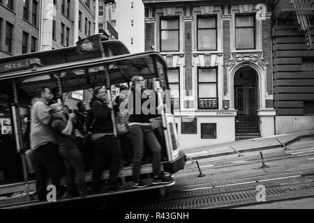 L'emblématique des tramways de San Francisco, USA, sont les plus amusant de visiter la principale attraction touristique de la ville, tandis que de revivre le passé. Banque D'Images