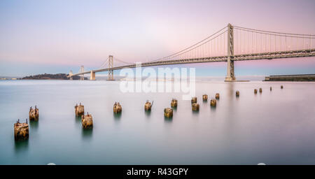 Bay Bridge est situé en Californie, États-Unis, et relie San Francisco et Oakland. Sa construction achevée en 1936 et est l'un des principaux monuments de Banque D'Images