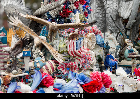 La militante politique Lynda Farley avec son Liberty Van, une fourgonnette très décorée avec des déclarations politiques soutenant le Tea Party et d'autres valeurs conservatrices. Banque D'Images