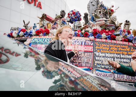 La militante politique Lynda Farley avec son Liberty Van, une fourgonnette très décorée avec des déclarations politiques soutenant le Tea Party et d'autres valeurs conservatrices. Banque D'Images