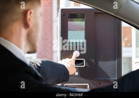 Personne à l'aide de la machine à payer pour un parking gratuit Banque D'Images