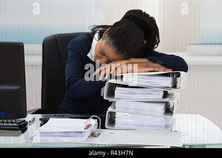 Young Businesswoman Sleeping Banque D'Images