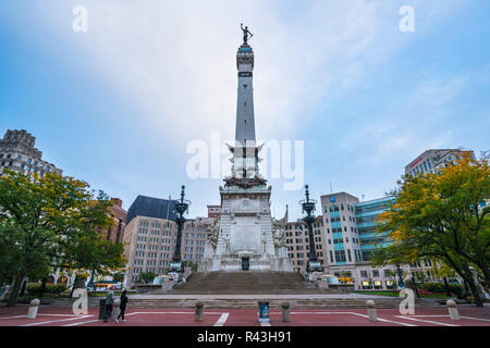 Indiannapolis, Indiana, USA. -Monument aux soldats et marins en rond au crépuscule. Banque D'Images