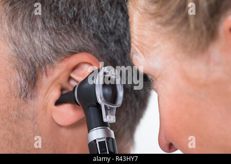 Doctor Examining Patient's Ear Banque D'Images