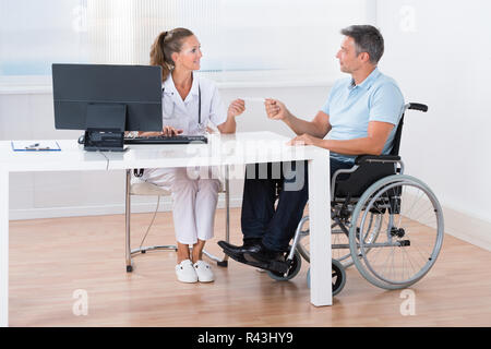 Doctor Giving Patient Prescription à Banque D'Images