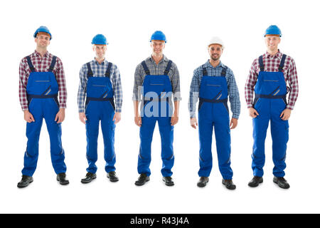 Portrait of Male Charpentiers Standing In Row Banque D'Images