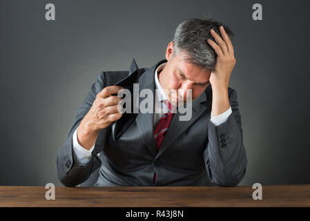 Choqué Businessman With Empty Wallet Banque D'Images